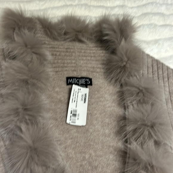Mitchie’s Fox trim women’s wrap brand new never worn purchased for $400 - Picture 4 of 5
